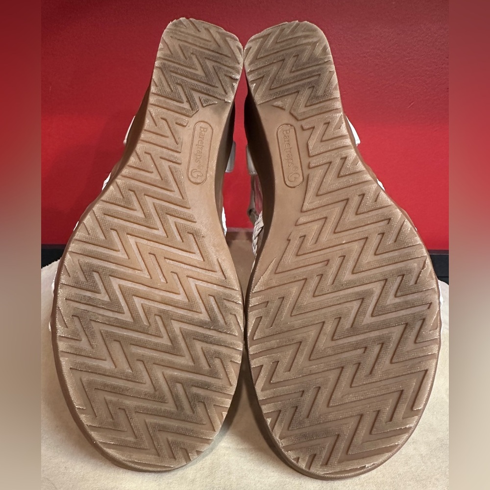 Baretraps Takara Wedge Strappy Sandals White Faux Leather Women’s Size 7.5M - Picture 10 of 13